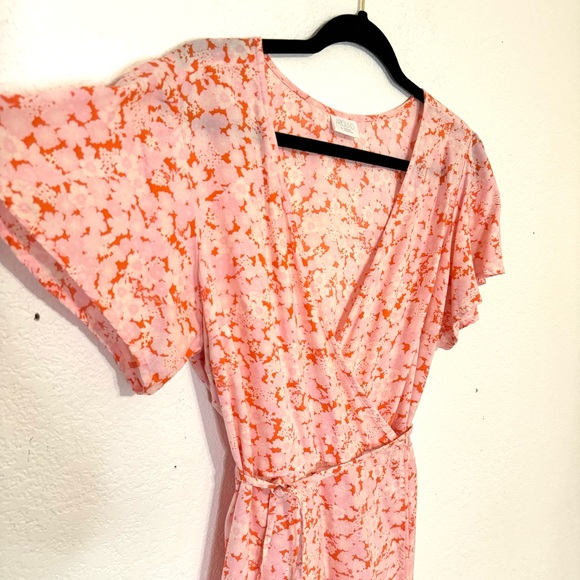 5 for $25 ⭐️ Floral Wrap Dress - Picture 6 of 9